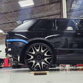 Mock fitment of these beautiful @novitecgroup 24" SP2 we two toned to match interior for my buddy @marc_effron_ new 23 @rollsroycecars #cullinan @vossen thanks Alex for all your help getting out to us quickly. #bigshotrides #vehiclerestyling #BSR